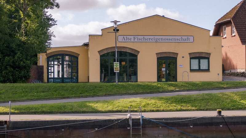 Das gelbe Gebäude der „Alten Fischereigenossenschaft