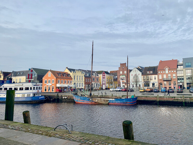 Binnenhafen mit Booten und bunten Giebelhäusern