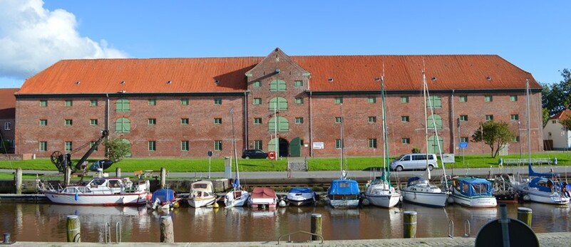 Historisches Packhaus am Hafen von Tönning mit Segelbooten