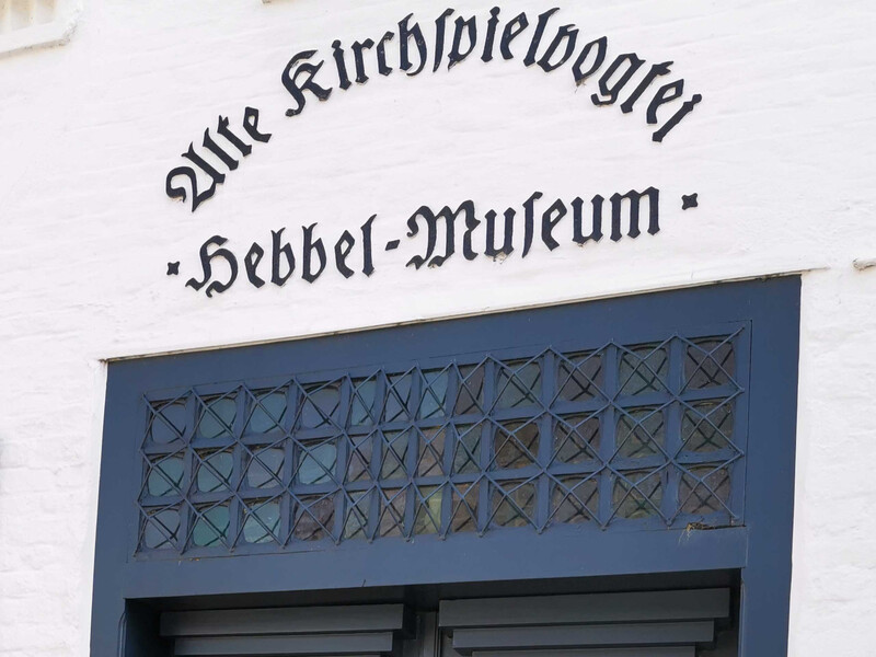 Fassade der Alten Kirchspielvogtei mit Schriftzug „Hebbel-Museum