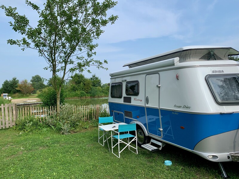 Campingstellplatz mit Wohnwagen direkt am Schwimmteich