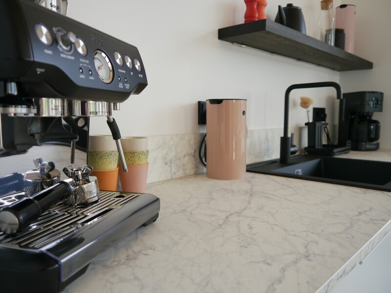 Kaffeeecke im Haus NordseeGut mit Espressomaschine, Tassen und Wasserkocher auf Marmorplatte
