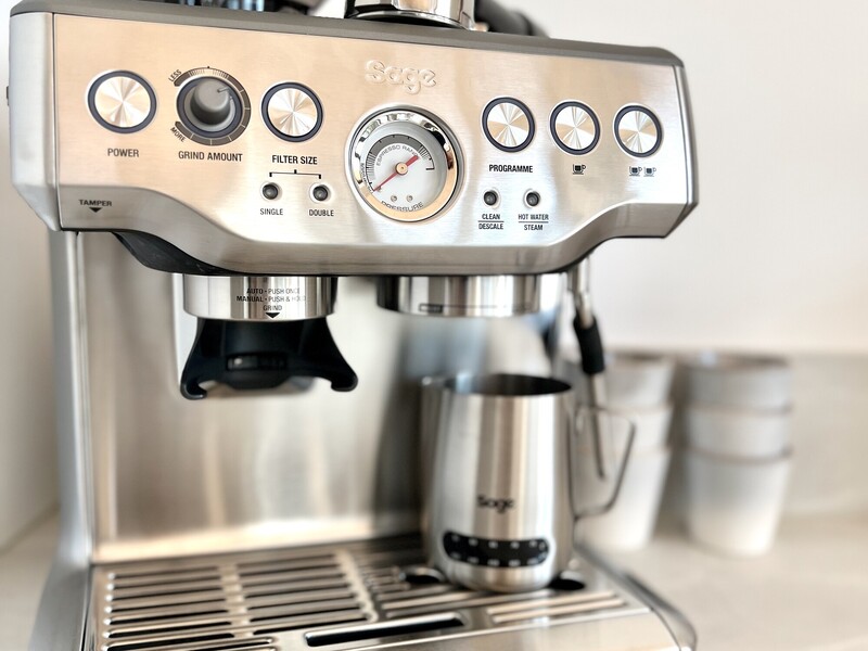 Espressomaschine aus Edelstahl in der Küche vom Haus NordseeLuft mit Milchkännchen und Bechern