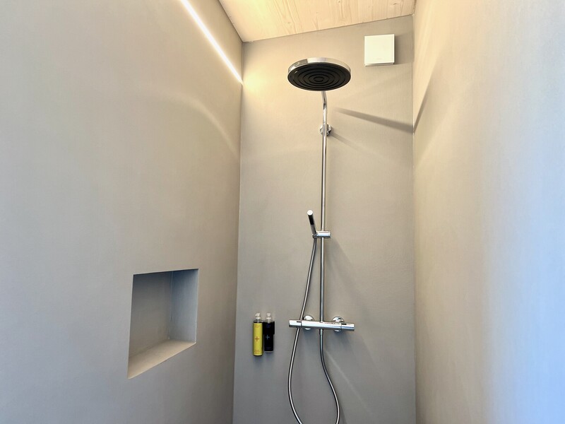 Dusche im Haus NordseeLuft mit verchromter Regendusche, fugenlosen Wänden und Wandnische