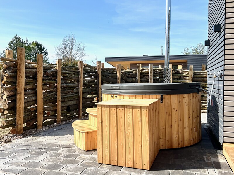 Hottub aus Holz mit Holzofen und Sichtschutzzaun