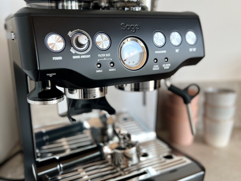 Schwarze Espressomaschine in der Küche vom Haus NordseeZeit mit Milchkännchen und Bechern