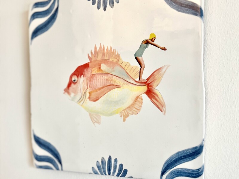 Dekorative Wandkachel mit maritimem Fischmotiv im StrandHaus
