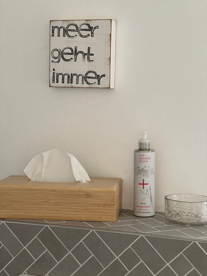 Deko-Detail im Bad vom Haus NordseeStil mit Schild „meer geht immer